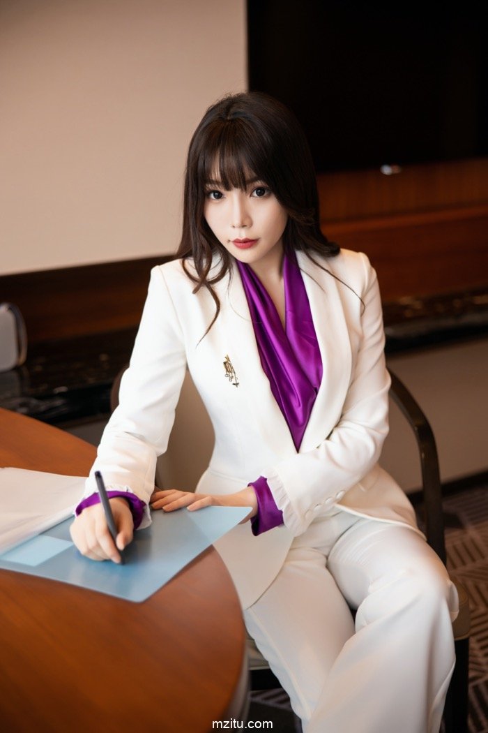 超紧致美臀致命诱惑！极品水嫩美女芝芝Booty香艳私拍