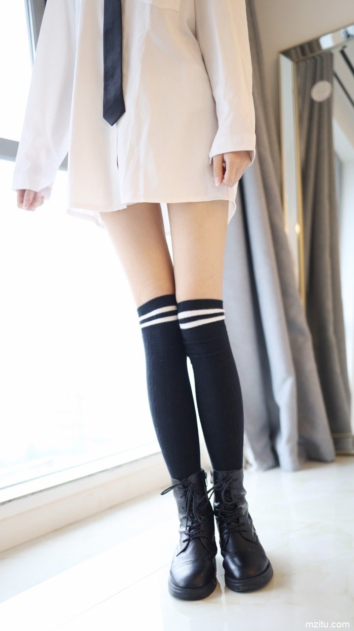 脱个精光躺倒床上，JK软妹张小妮皮肤白皙水嫩极致