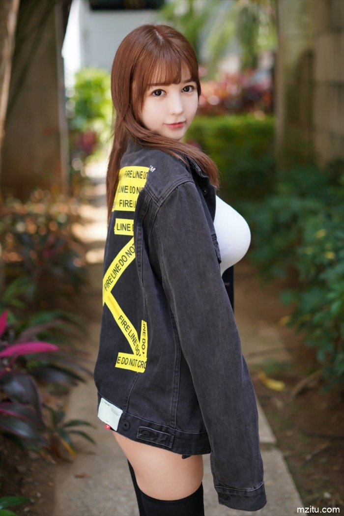 人特甜胸巨大，可爱萌妹UU酱魔鬼身材遮不住(23)