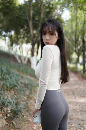 图片[9]-穿瑜伽裤爬山的长发少女-q图库摄影套图图片大全