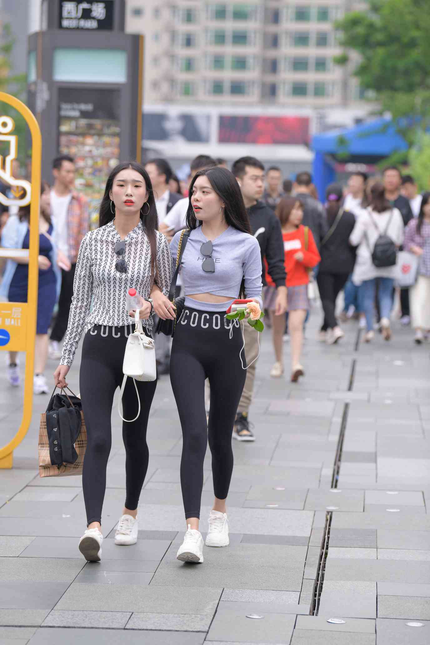 【免费】逛街的两个瑜伽裤姑娘【40P】04030-q图库摄影套图图片大全