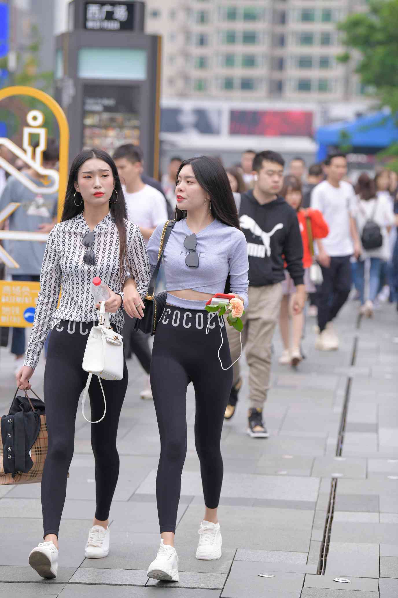 图片[2]-【免费】逛街的两个瑜伽裤姑娘【40P】04030-q图库摄影套图图片大全