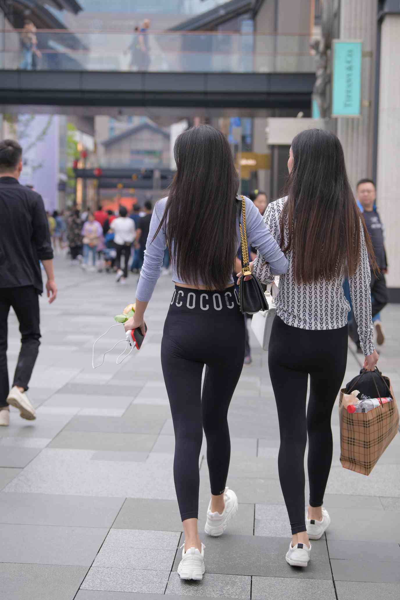 图片[3]-【免费】逛街的两个瑜伽裤姑娘【40P】04030-q图库摄影套图图片大全