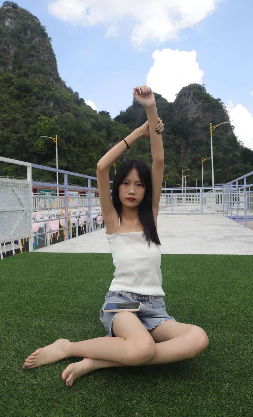 图片[3]-坐在草地上的长发女孩【172P】20012-q图库摄影套图图片大全