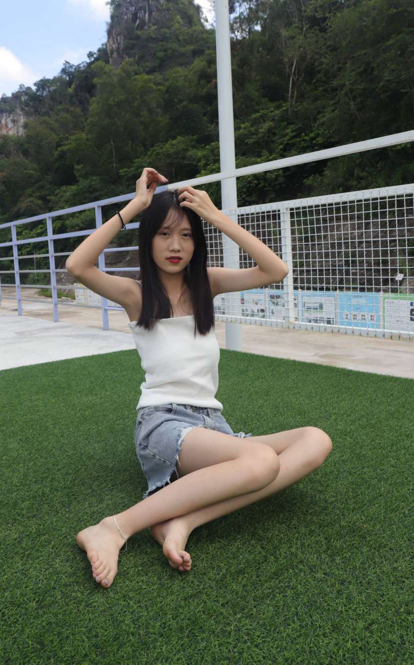 图片[4]-坐在草地上的长发女孩【172P】20012-q图库摄影套图图片大全