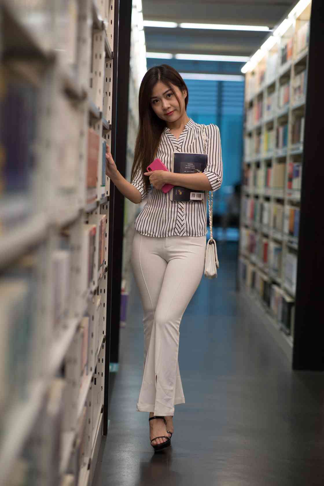 图片[5]-逛书店的白色紧身裤女孩【450P】04040-q图库摄影套图图片大全