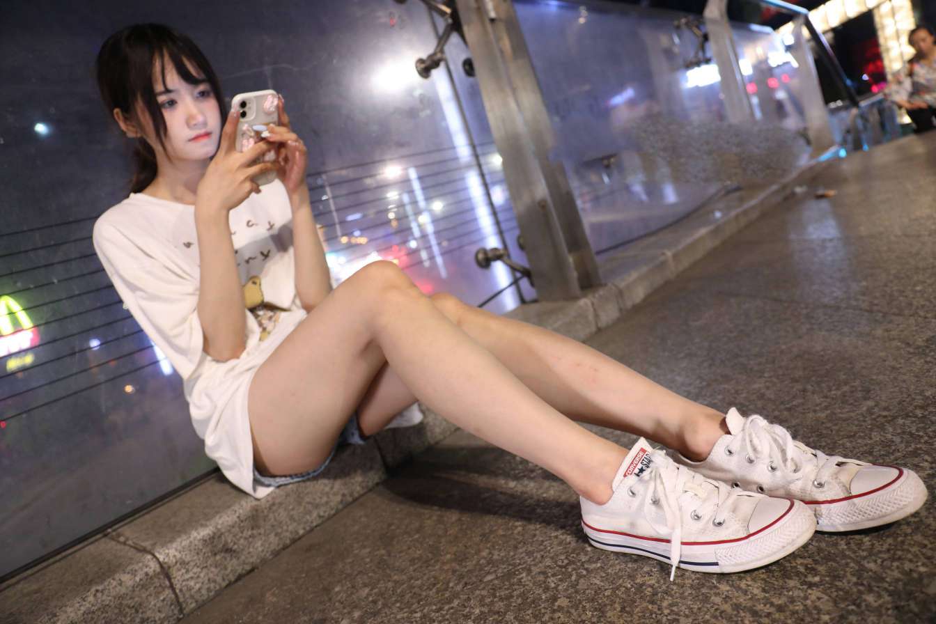 图片[3]-KTV里唱歌的长腿帆布鞋女孩【102P】20015-q图库摄影套图图片大全