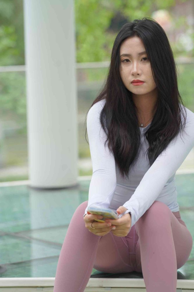 图片[2]-坐在草地玩手机的瑜伽姑娘【733P】04012-q图库摄影套图图片大全