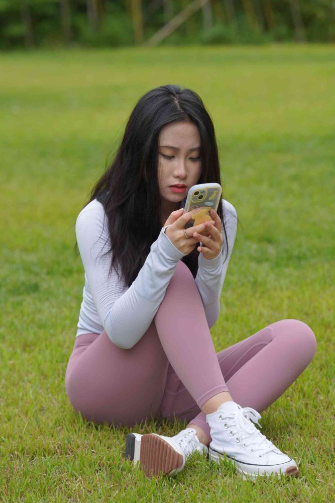 坐在草地玩手机的瑜伽姑娘【733P】04012-q图库摄影套图图片大全