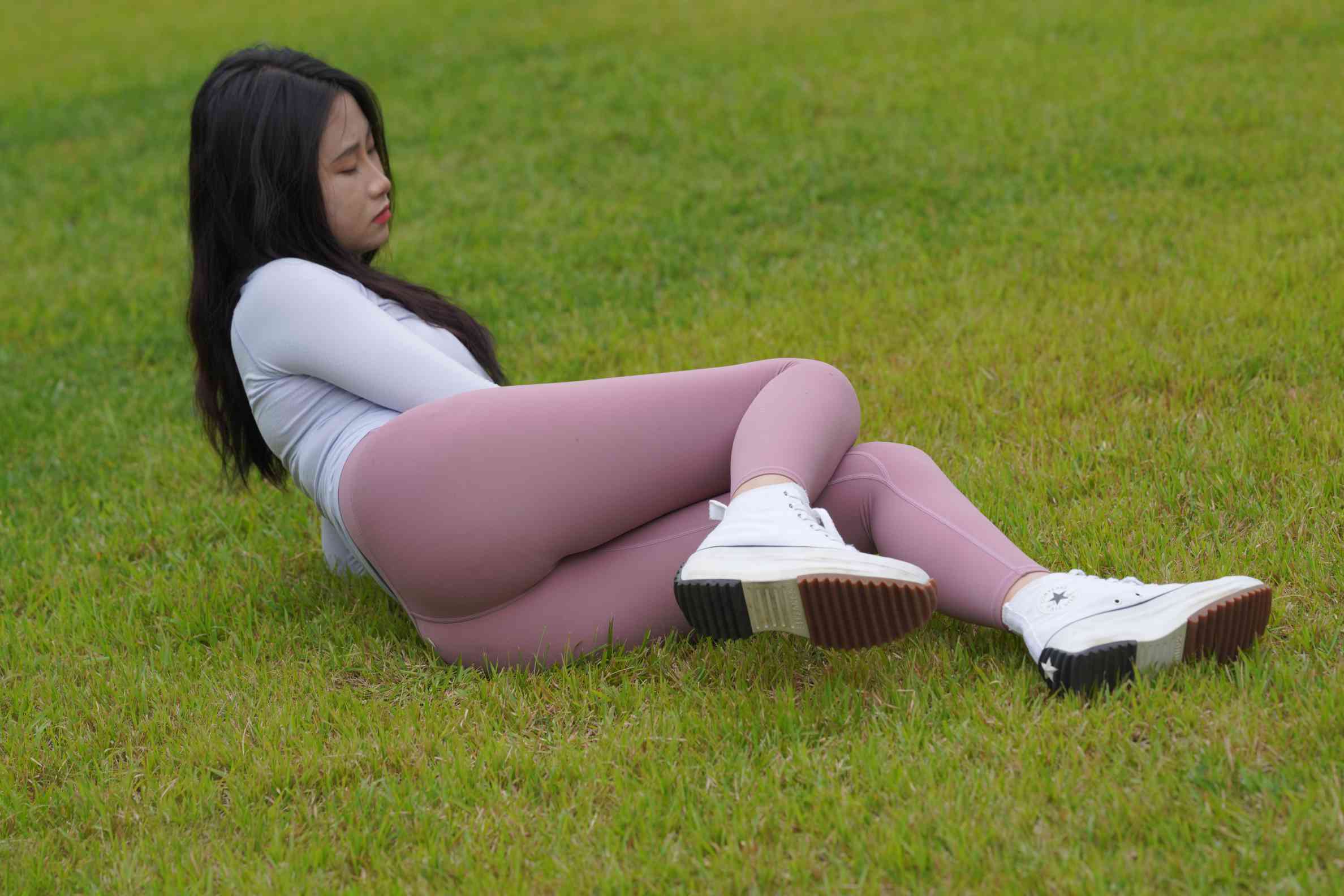 图片[4]-坐在草地玩手机的瑜伽姑娘【733P】04012-q图库摄影套图图片大全