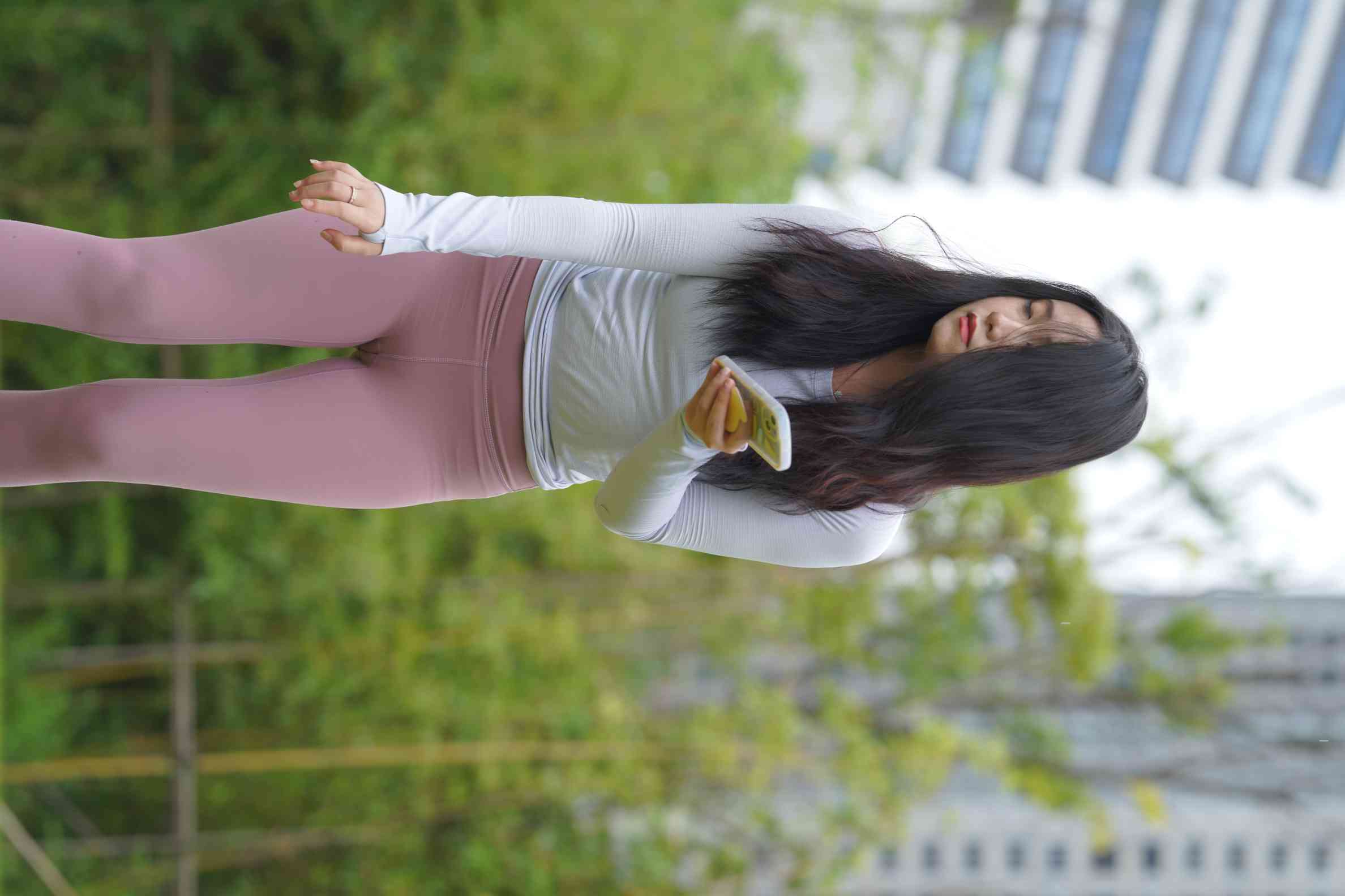 图片[5]-坐在草地玩手机的瑜伽姑娘【733P】04012-q图库摄影套图图片大全