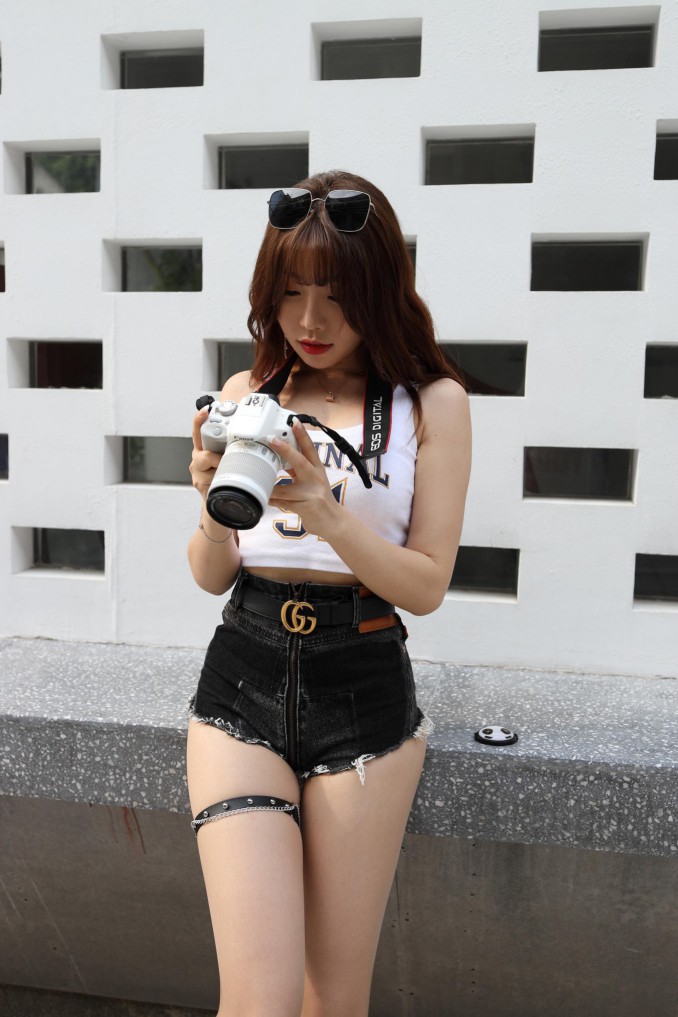 图片[4]-在户外玩单反相机的牛仔热裤女孩【450MB】00032-q图库摄影套图图片大全