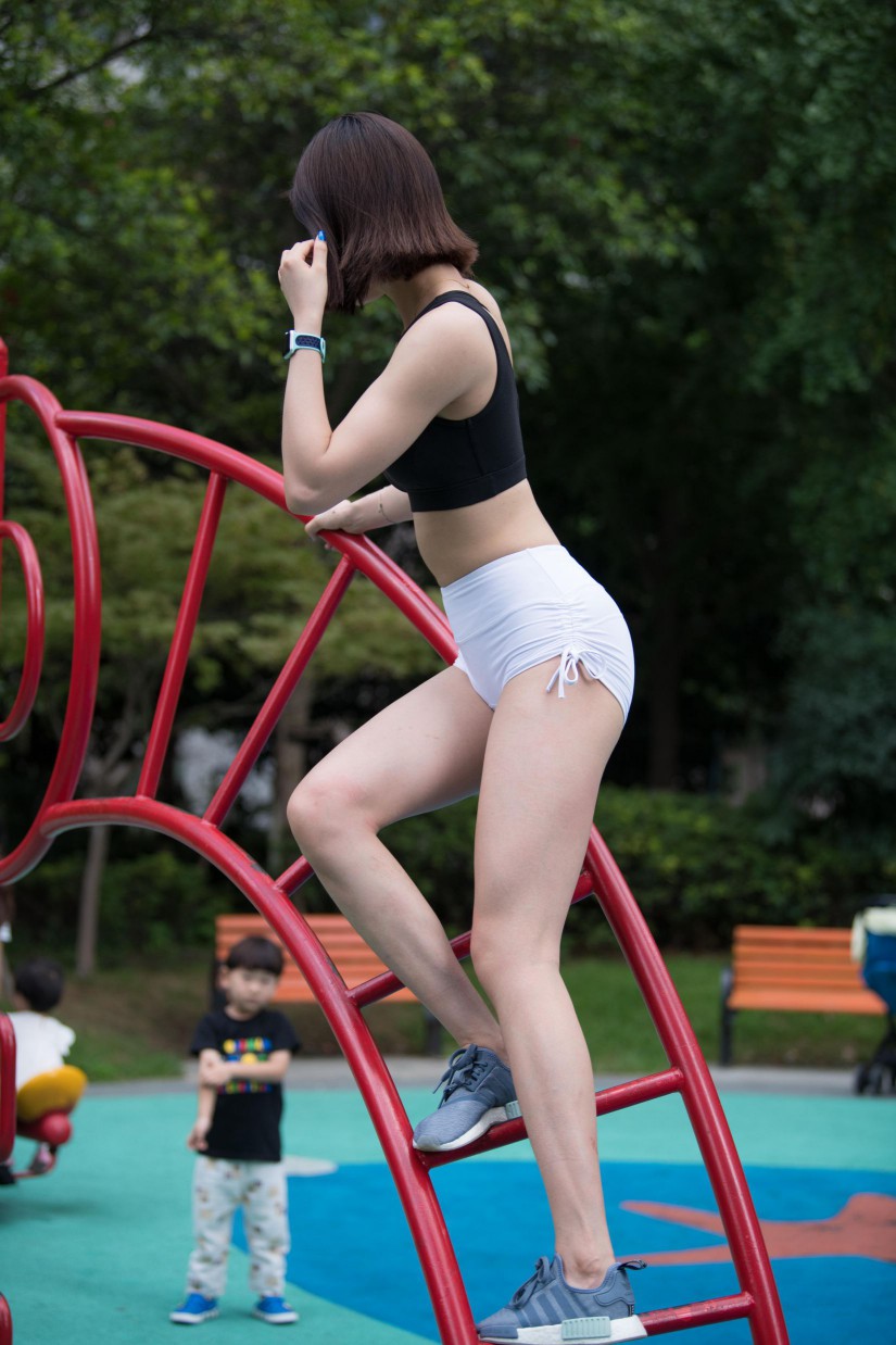 在户外玩耍的白色短裤漂亮姑娘【239P】00061-q图库摄影套图图片大全