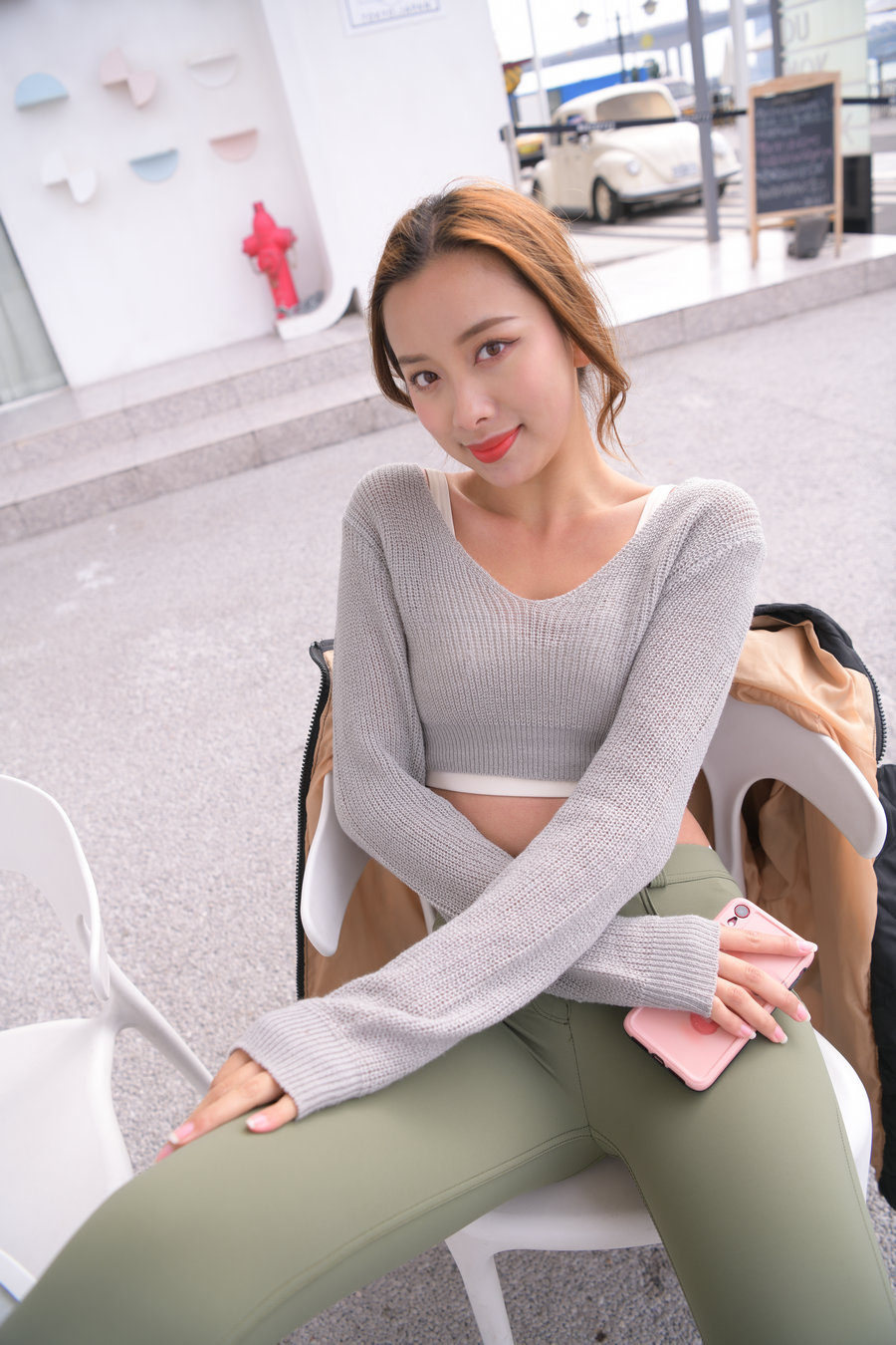 图片[2]-非常可爱的瑜伽裤女孩坐在凳子上 J1520 998P1V-26.5GB-q图库摄影套图图片大全