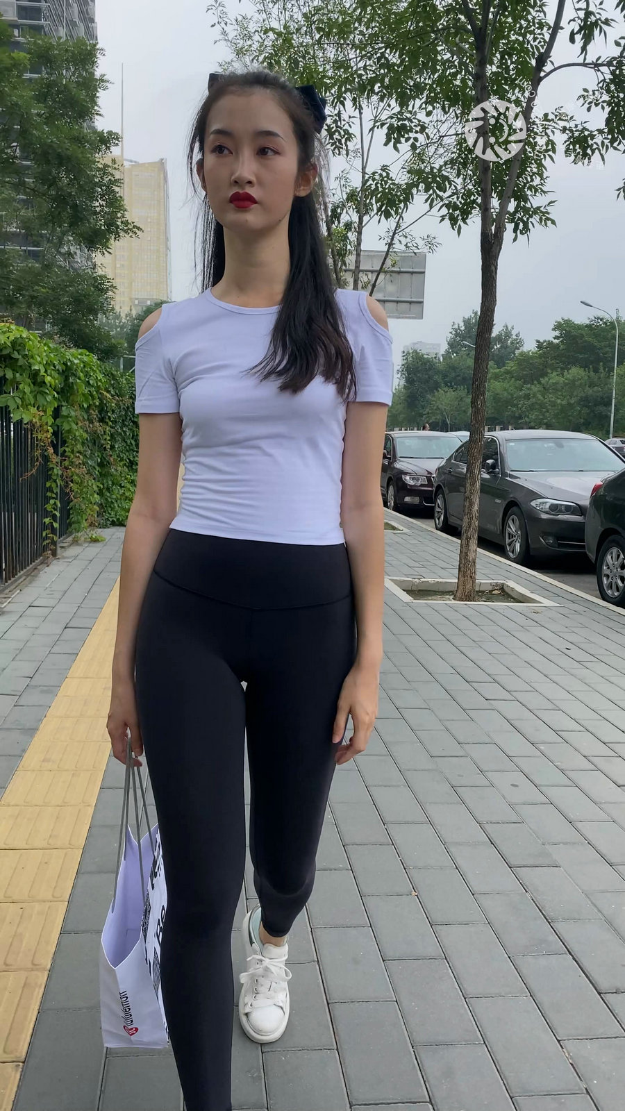 黑色瑜伽裤逛街的女孩J4000 MP4-7.76GB-q图库摄影套图图片大全