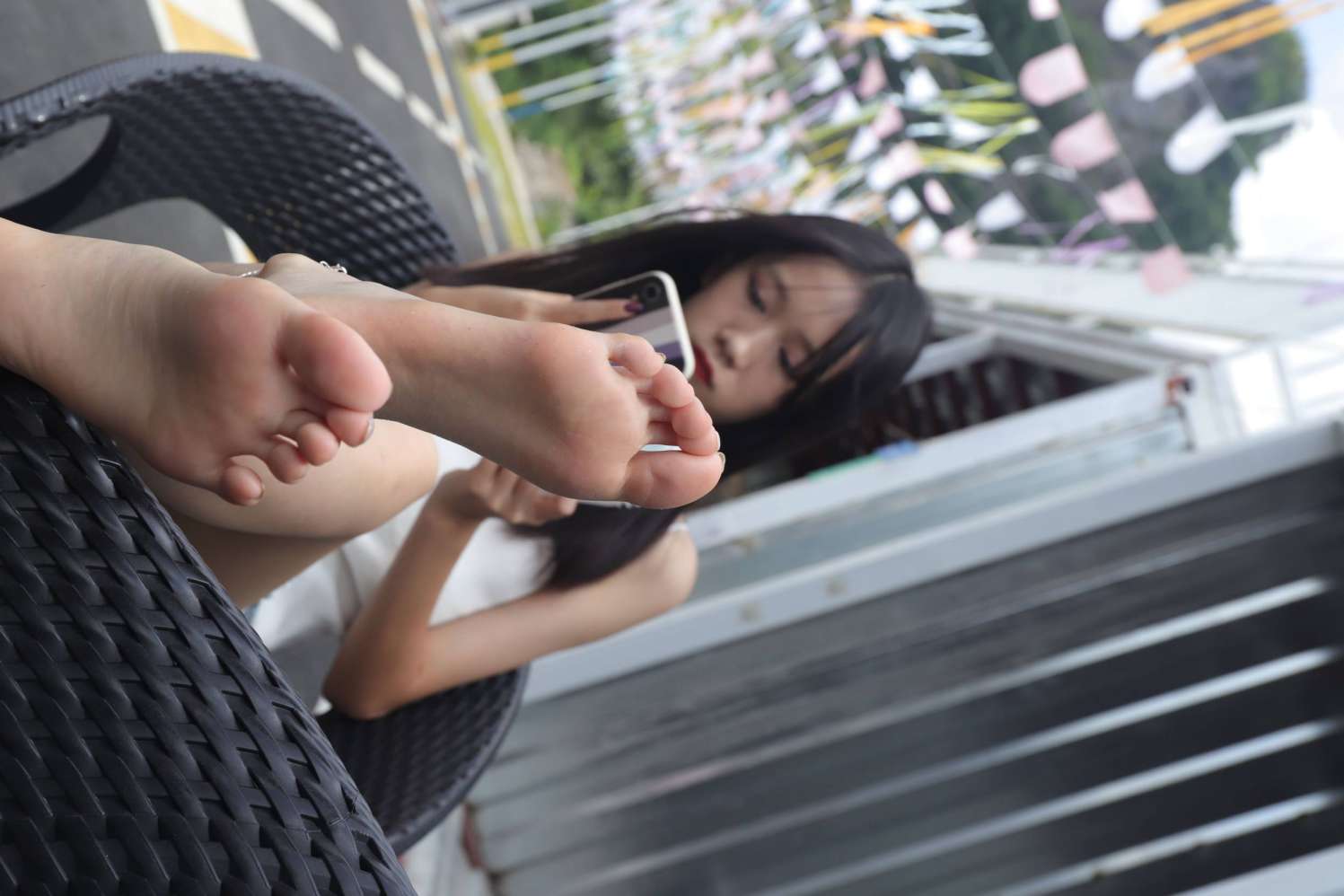 图片[2]-坐在草地上的长发女孩【172P】20012-q图库摄影套图图片大全