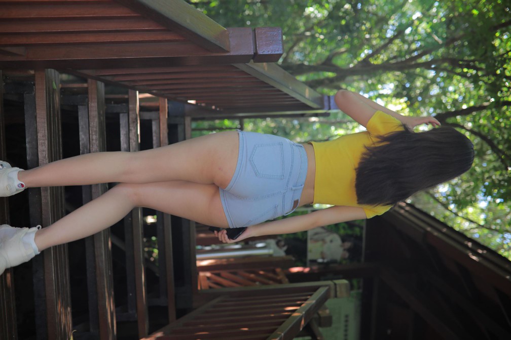 在户外散心的紧身牛仔短裤女孩【536P】00048-q图库摄影套图图片大全