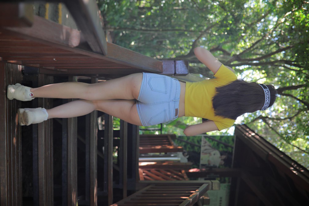 图片[5]-在户外散心的紧身牛仔短裤女孩【536P】00048-q图库摄影套图图片大全