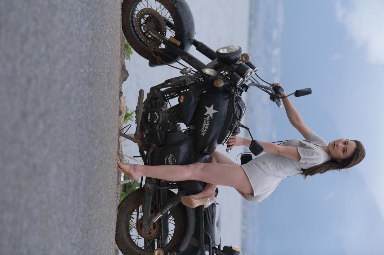 阴雨天在海边骑车的长发女人【156P】00044-q图库摄影套图图片大全