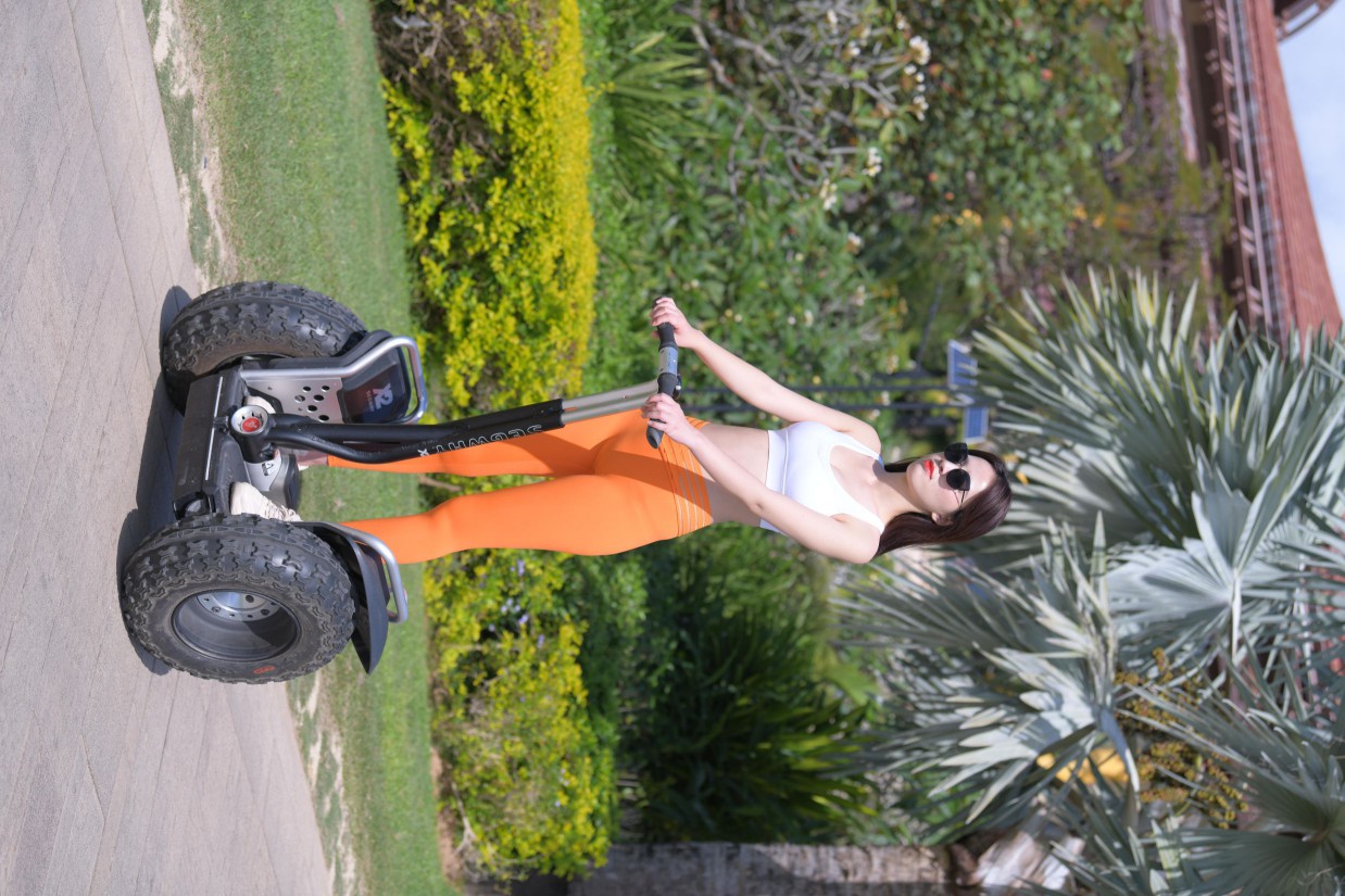 骑着平衡车的橘黄色瑜伽裤妹妹【620P】00054-q图库摄影套图图片大全