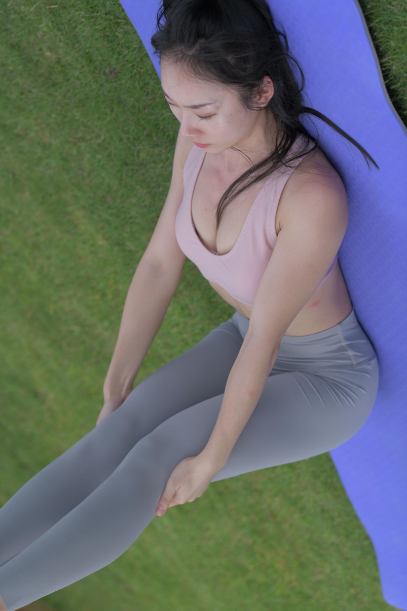 图片[3]-在户外草地上练瑜伽的高马尾女生【235P】00056-q图库摄影套图图片大全