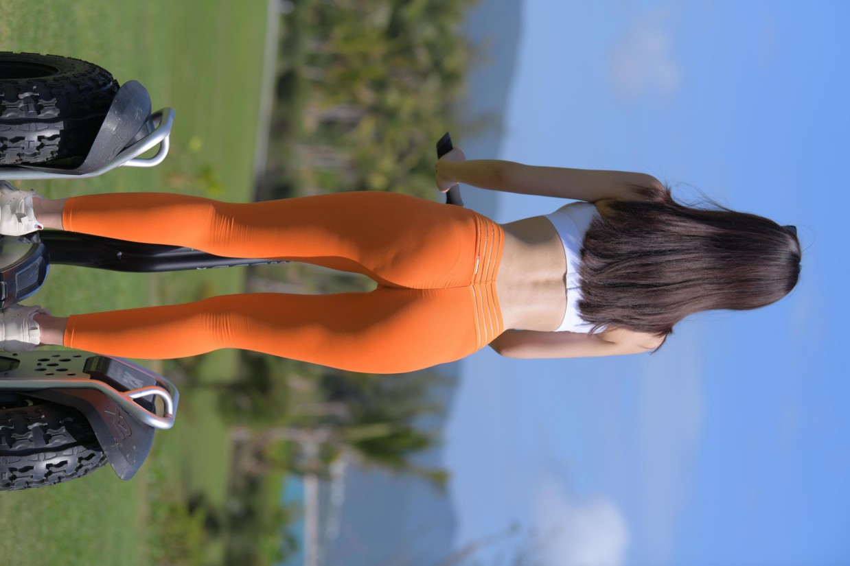 骑着平衡车的橘黄色瑜伽裤妹妹【620P】00054-q图库摄影套图图片大全