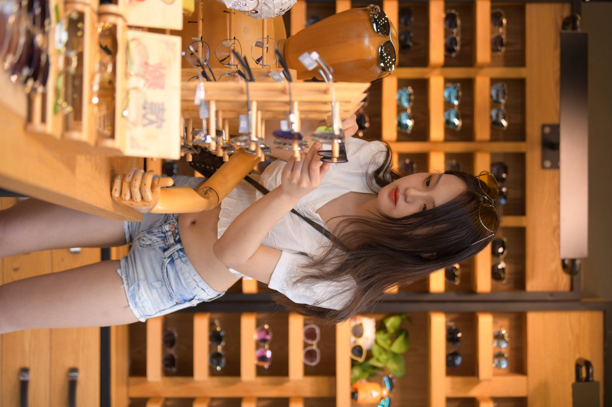 头戴花环的南方姑娘身穿紧身牛仔短裤【161P】00028-q图库摄影套图图片大全