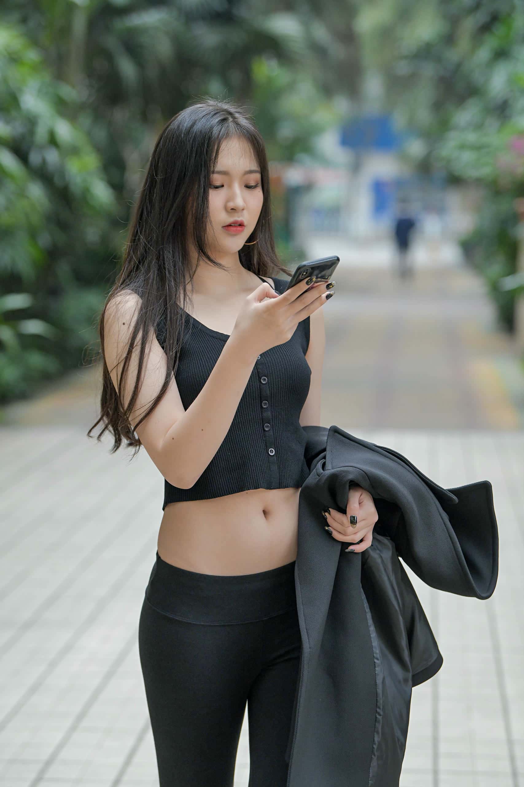 图片[5]-喝奶茶的黑色瑜伽裤长发姑娘【376P】00055-q图库摄影套图图片大全