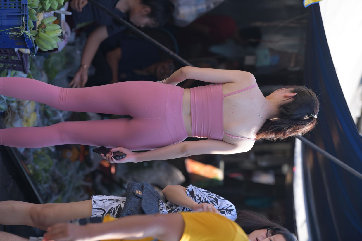 粉色的甜美瑜伽裤女孩在逛街【372P】00057-q图库摄影套图图片大全