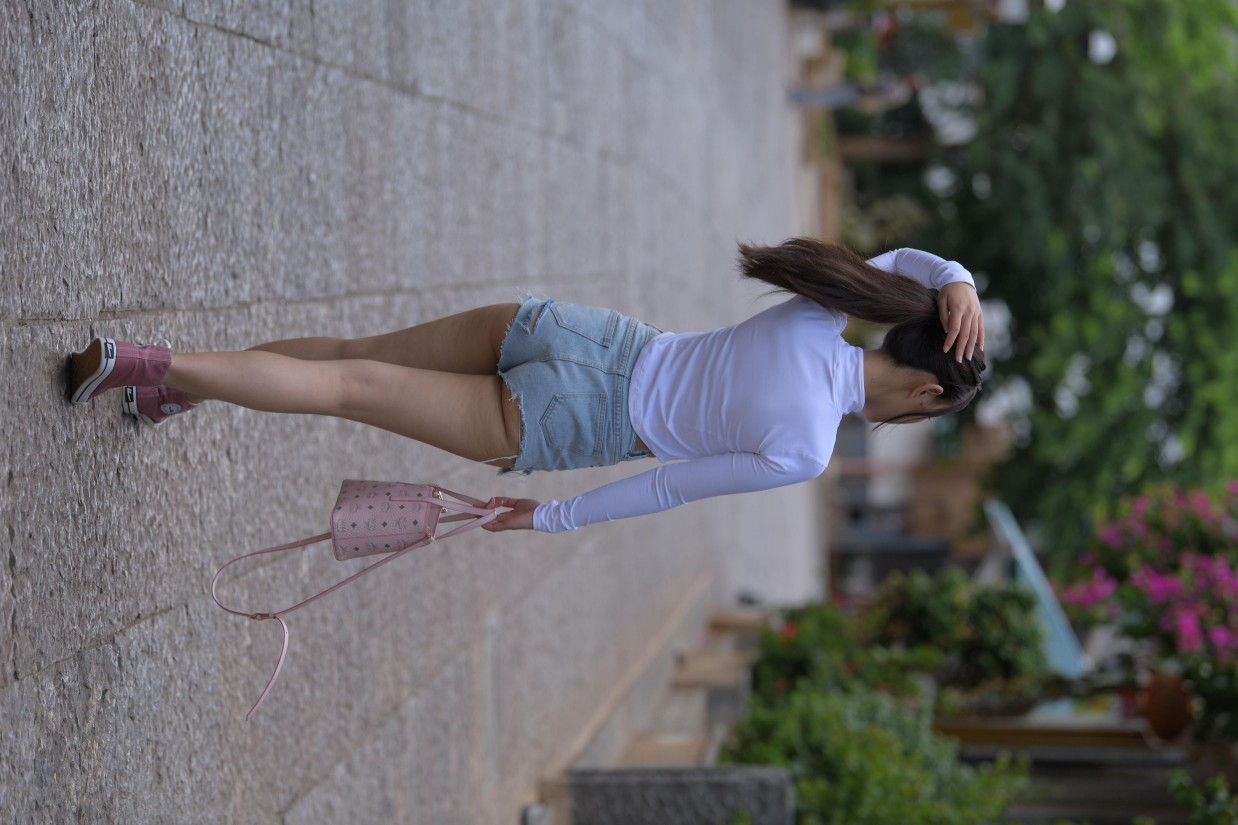 紧身牛仔短裤骑自行车的漂亮女孩【588P】00053-q图库摄影套图图片大全