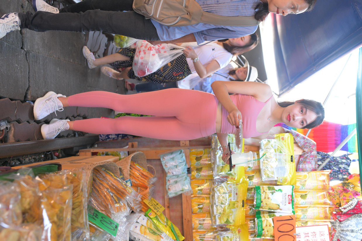 粉色的甜美瑜伽裤女孩在逛街【372P】00057-q图库摄影套图图片大全