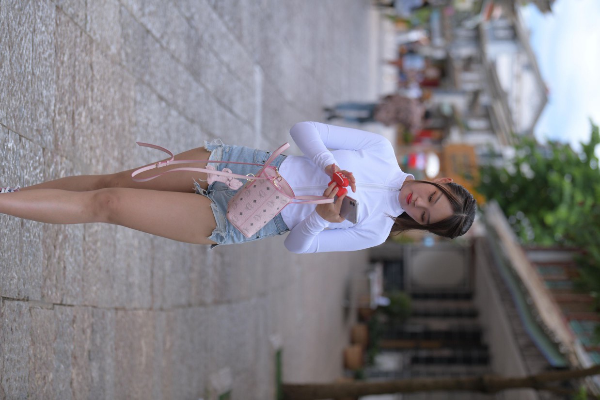 紧身牛仔短裤骑自行车的漂亮女孩【588P】00053-q图库摄影套图图片大全