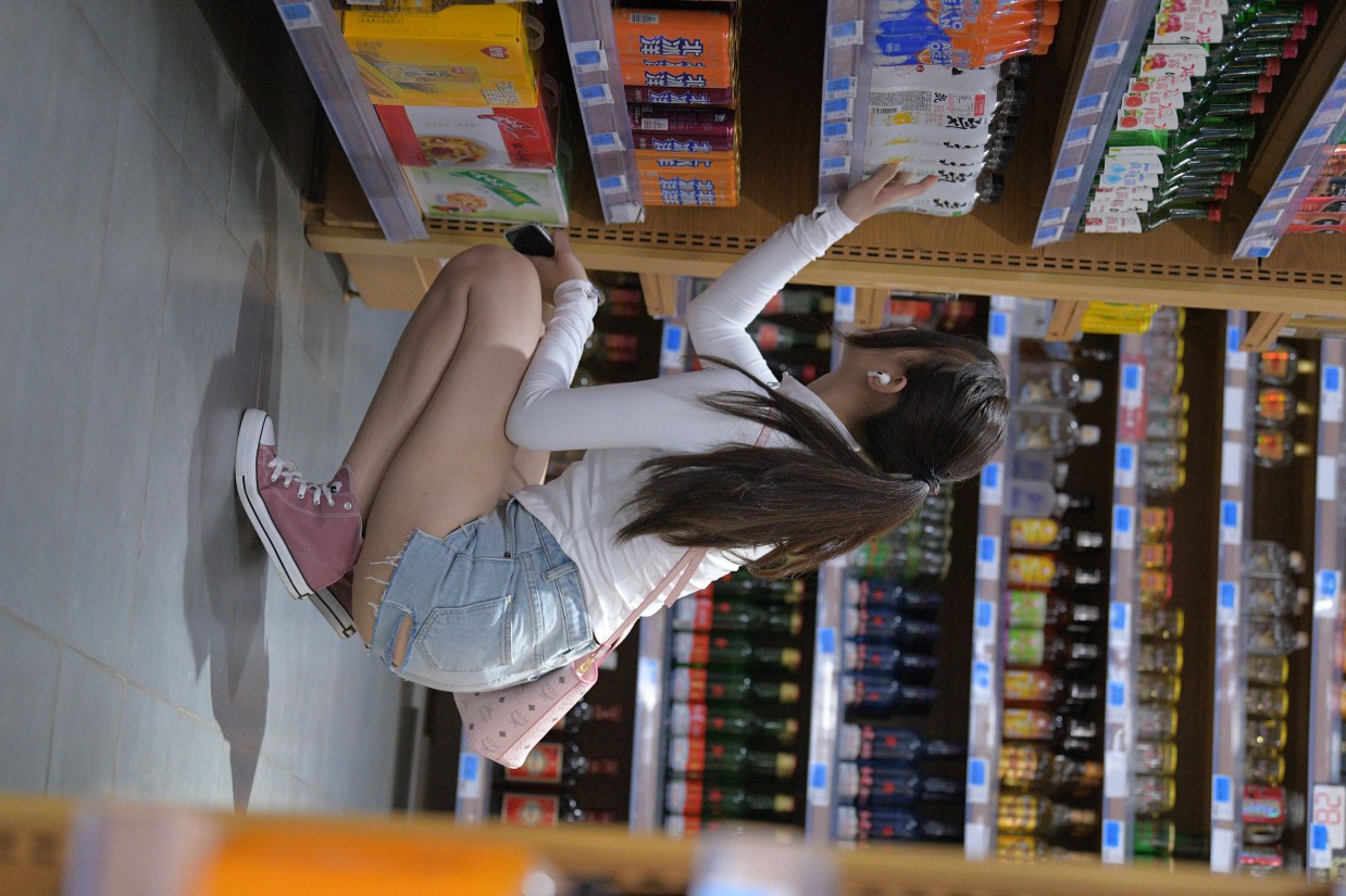 图片[5]-紧身牛仔短裤骑自行车的漂亮女孩【588P】00053-q图库摄影套图图片大全