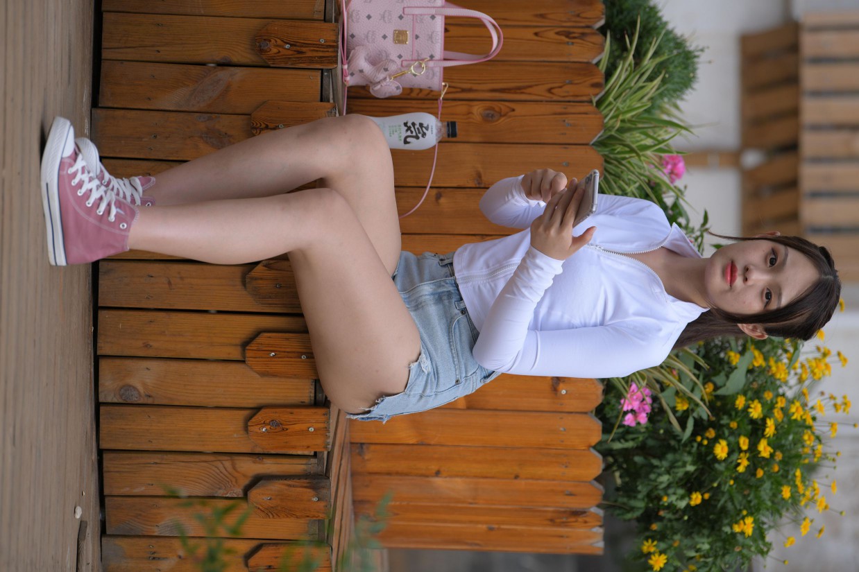 图片[7]-紧身牛仔短裤骑自行车的漂亮女孩【588P】00053-q图库摄影套图图片大全