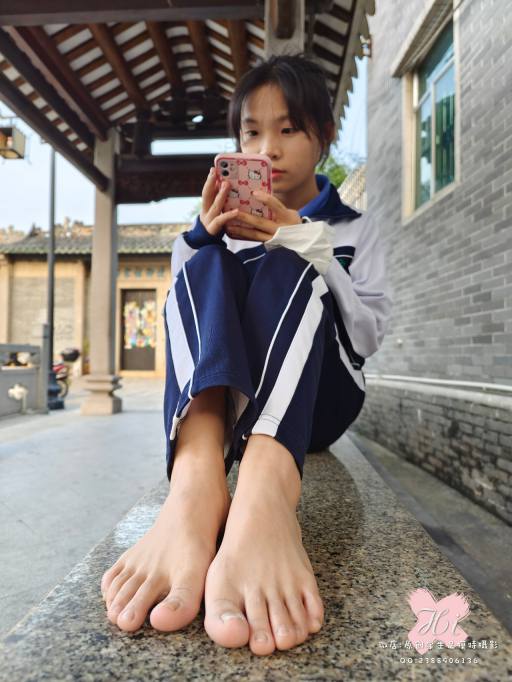 图片[4]-【免费】专心致志玩手机的女孩【42P】20028-q图库摄影套图图片大全