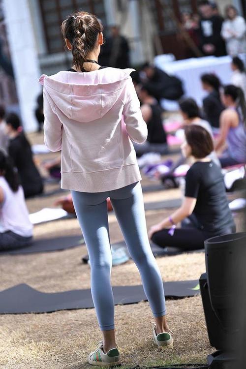 图片[2]-在广场看热闹的瑜伽裤女人-q图库摄影套图图片大全