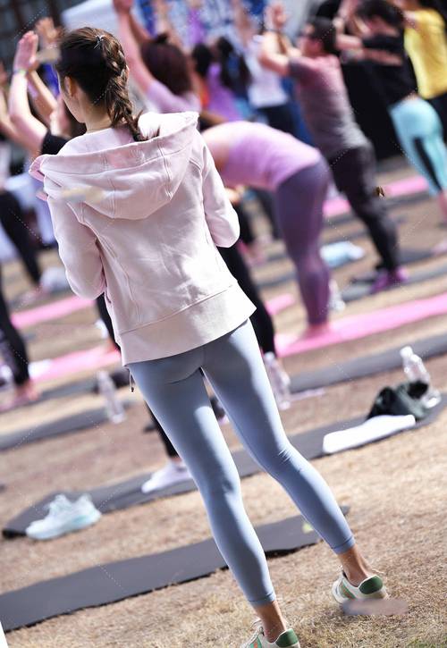 在广场看热闹的瑜伽裤女人-q图库摄影套图图片大全