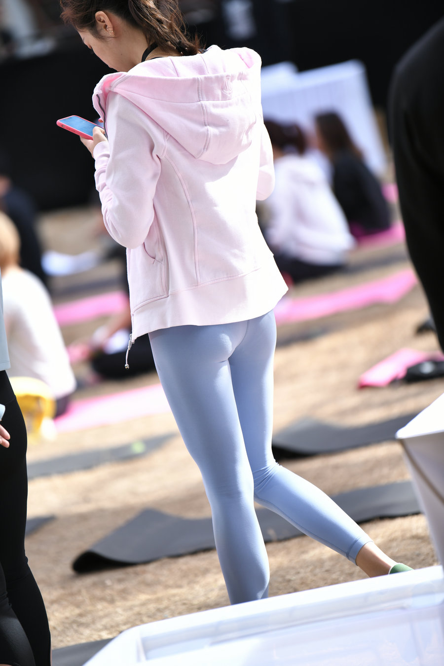 图片[3]-在广场看热闹的瑜伽裤女人-q图库摄影套图图片大全