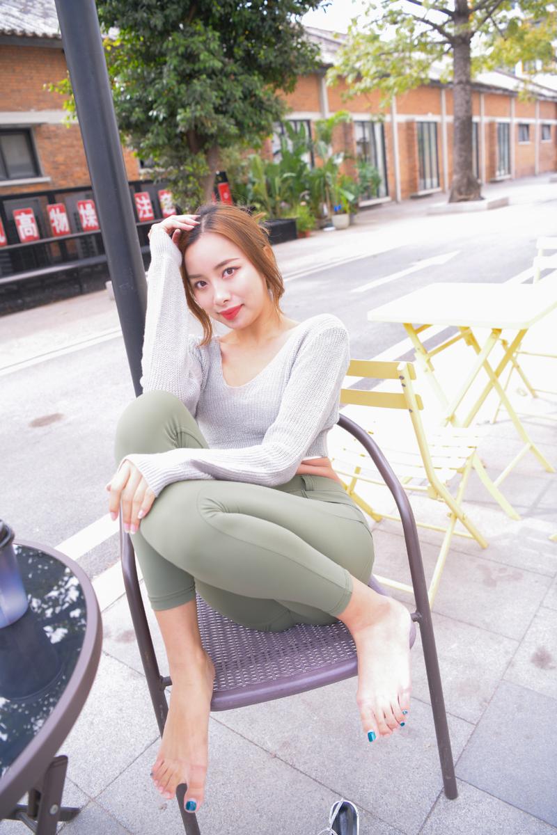 图片[3]-非常可爱的瑜伽裤女孩坐在凳子上 J1520 998P1V-26.5GB-q图库摄影套图图片大全