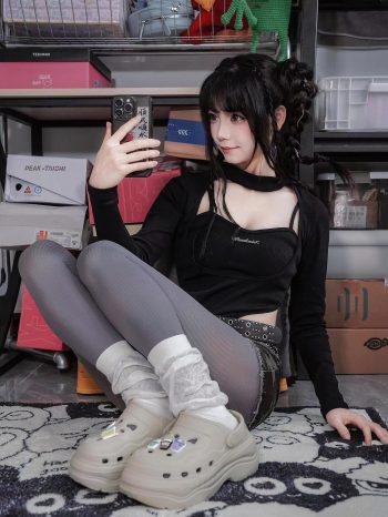 图片[8]-牛仔热裤+灰丝姑娘玩自拍-q图库摄影套图图片大全