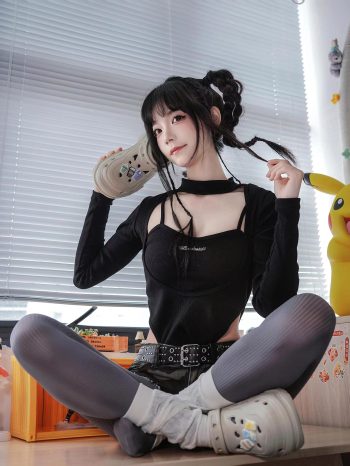 图片[5]-牛仔热裤+灰丝姑娘玩自拍-q图库摄影套图图片大全