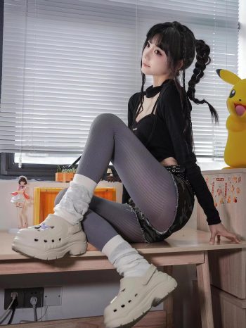 牛仔热裤+灰丝姑娘玩自拍-q图库摄影套图图片大全