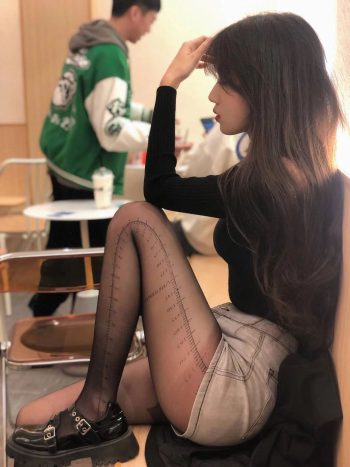 牛仔短裤+黑丝，太好看了吧-q图库摄影套图图片大全