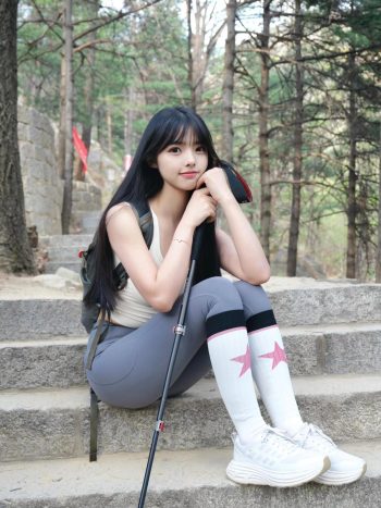 爱爬山的瑜伽裤MM，太甜美了！~-q图库摄影套图图片大全