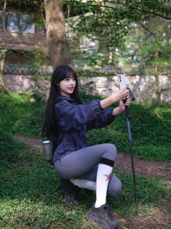 爱爬山的瑜伽裤MM，太甜美了！~-q图库摄影套图图片大全