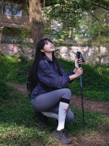 爱爬山的瑜伽裤MM，太甜美了！~-q图库摄影套图图片大全