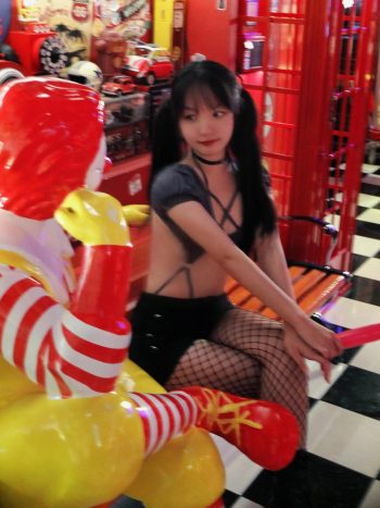 网格丝袜的清纯双马尾小姑娘-q图库摄影套图图片大全