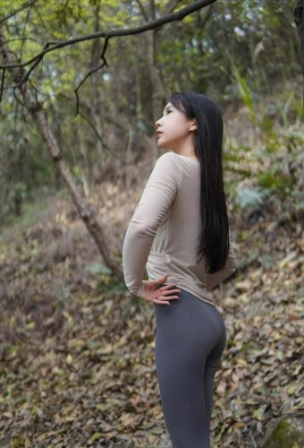 图片[5]-穿瑜伽裤爬山的长发少女-q图库摄影套图图片大全