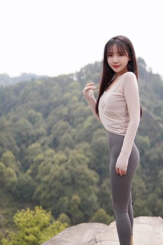 穿瑜伽裤爬山的长发少女-q图库摄影套图图片大全