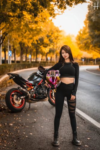 骑摩托车的瑜伽裤美女身材太好了！-q图库摄影套图图片大全